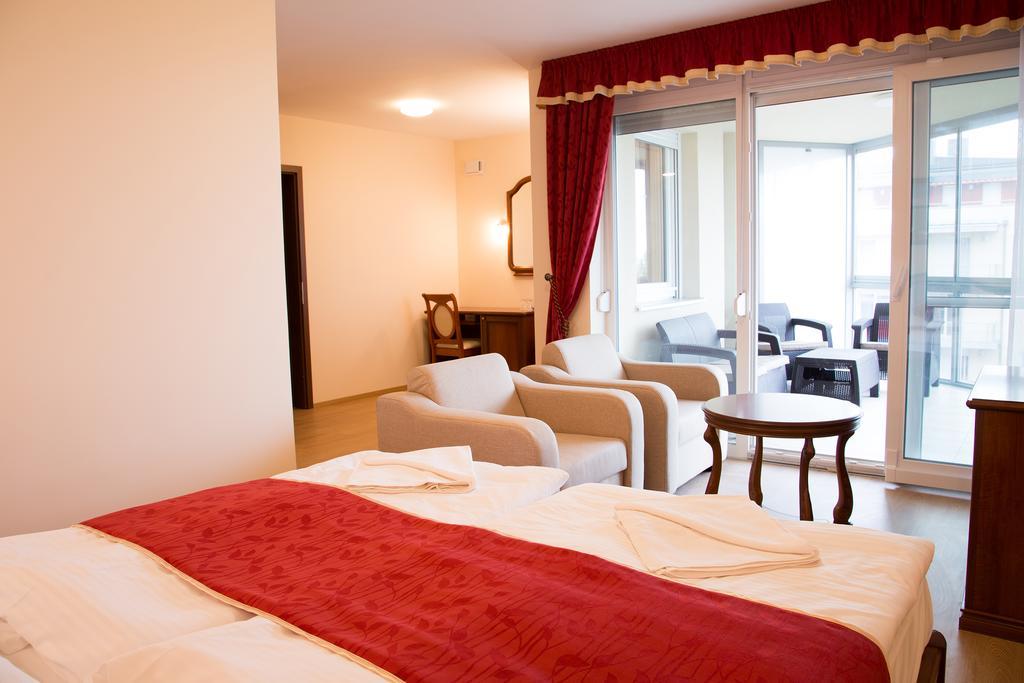 Luxury Hotel Сиофок Стая снимка