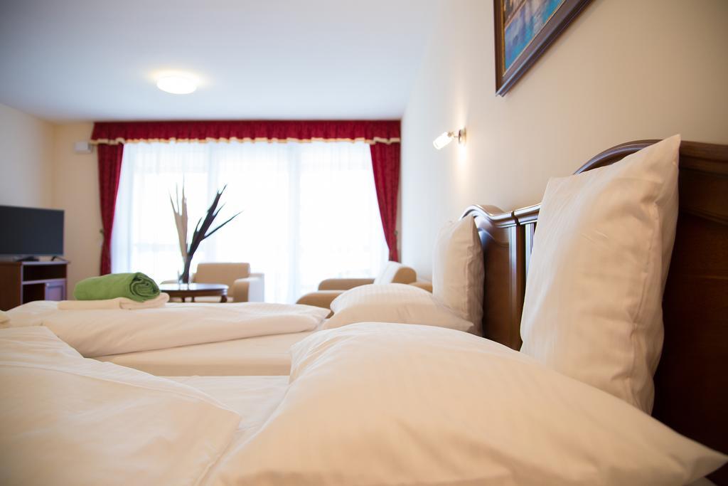 Luxury Hotel Сиофок Стая снимка