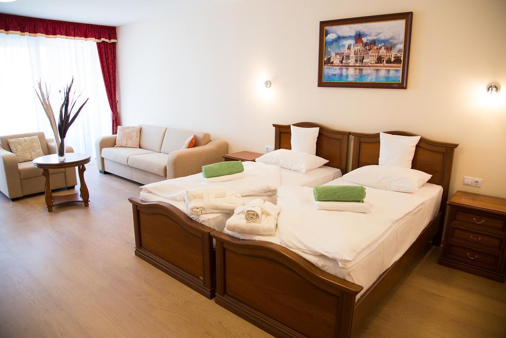 Luxury Hotel Сиофок Стая снимка