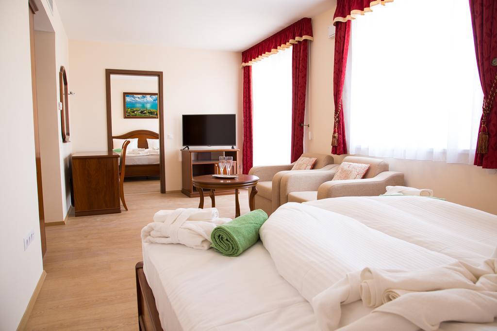 Luxury Hotel Сиофок Стая снимка