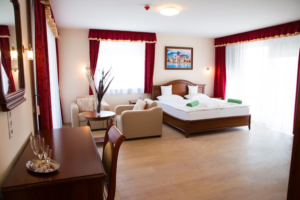 Luxury Hotel Сиофок Екстериор снимка