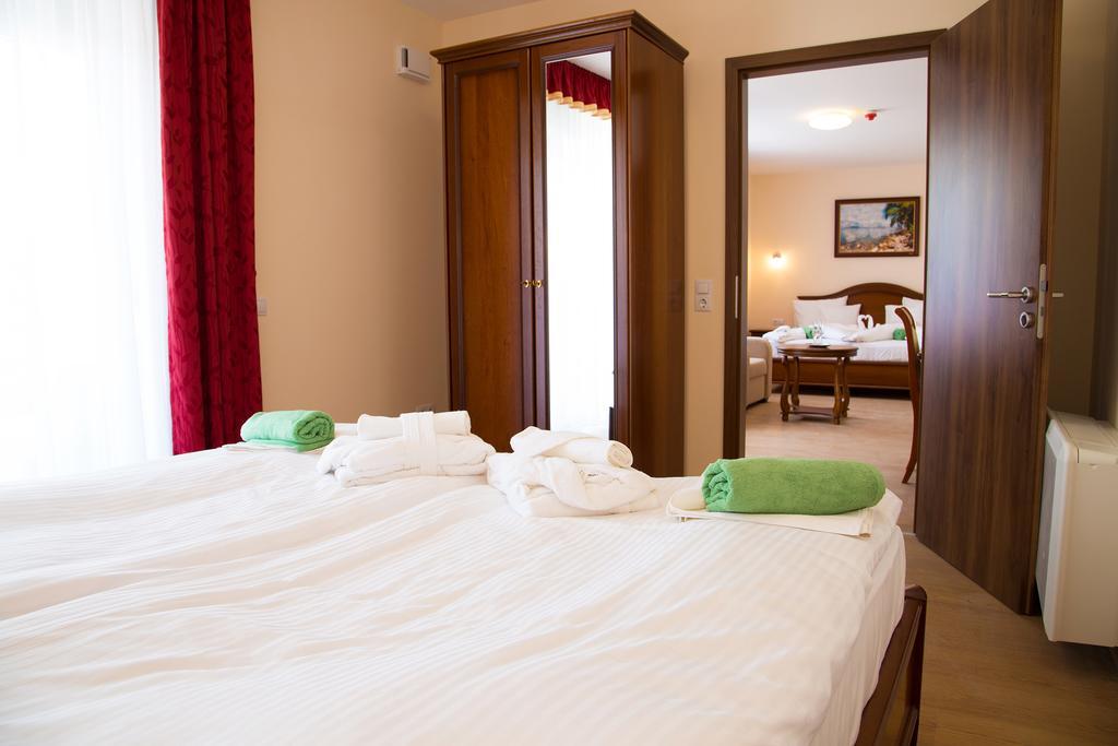 Luxury Hotel Сиофок Стая снимка