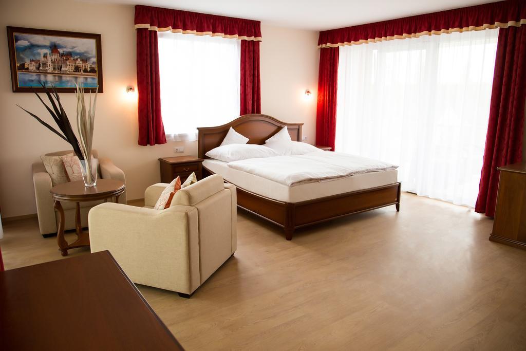 Luxury Hotel Сиофок Екстериор снимка