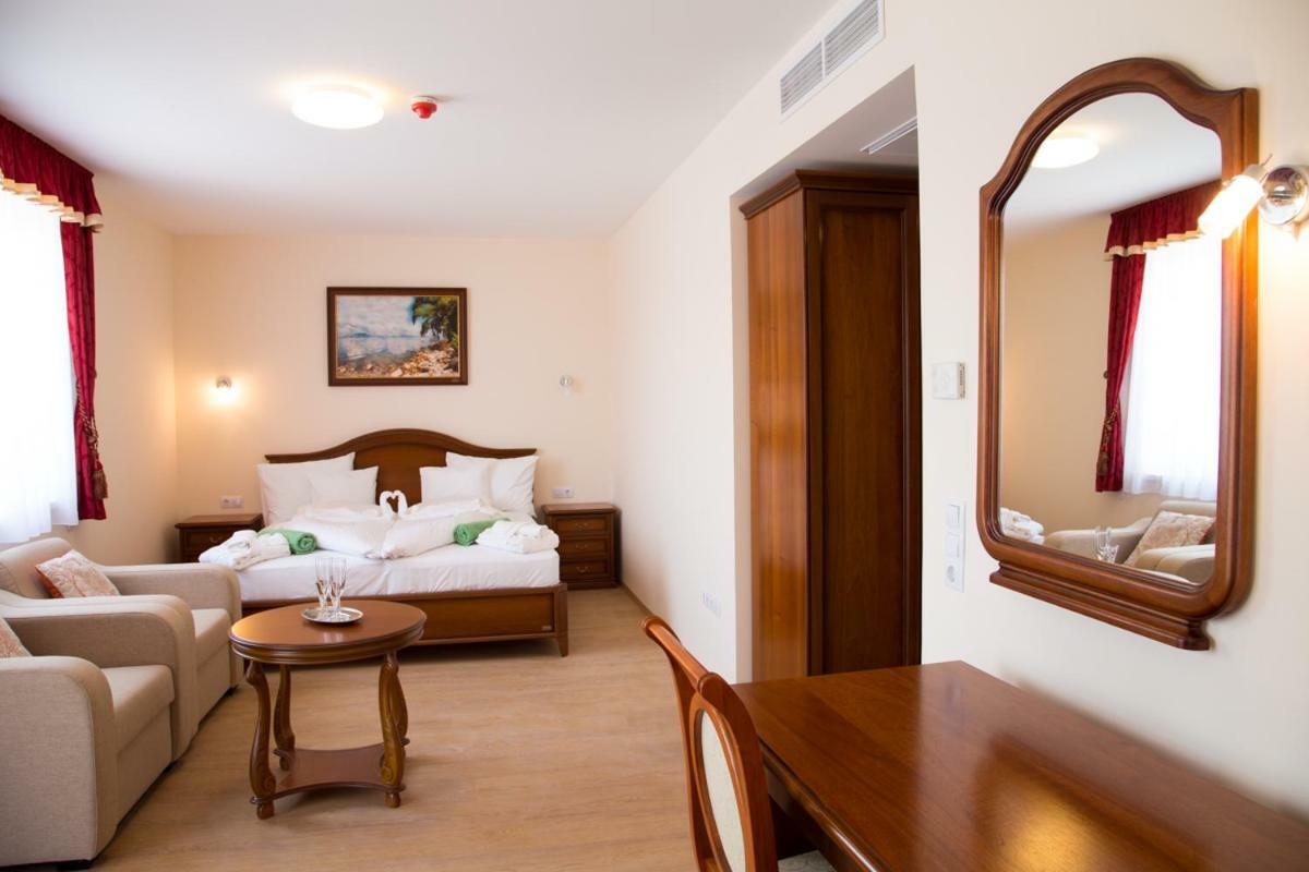 Luxury Hotel Сиофок Екстериор снимка